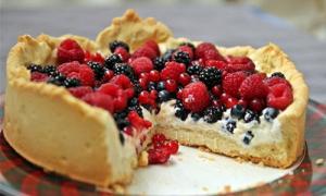 Тертый пирог творогом и ягодами